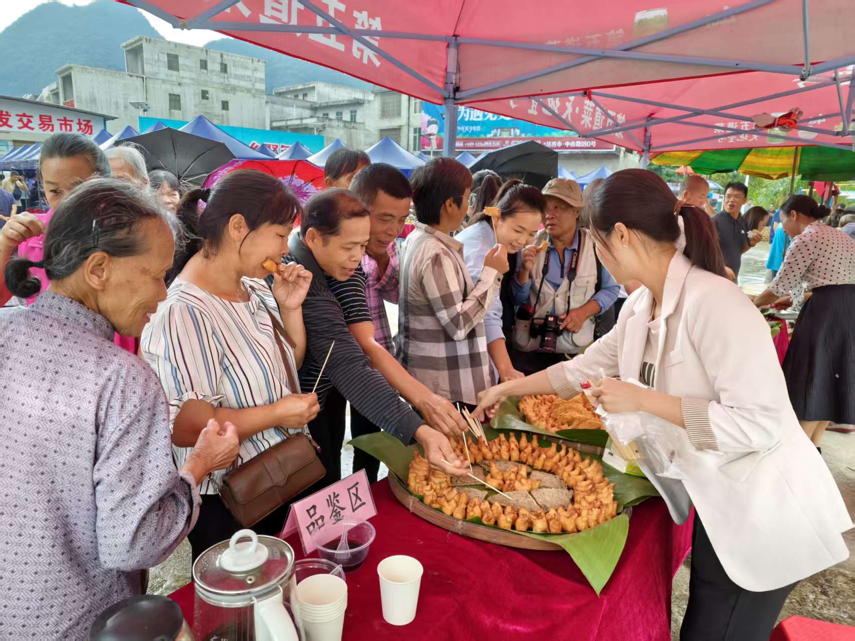 在展销会品鉴区，客商和群众正品尝特色美食。罗俏摄。.jpg